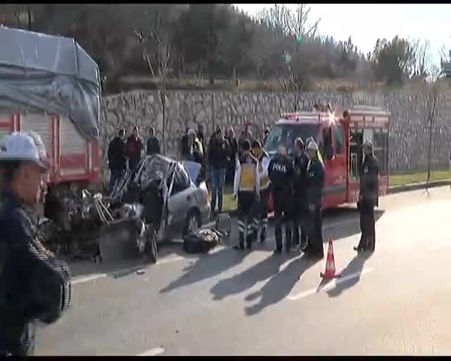 Bursa'da kamyonun altına giren otomobilde can verdi!