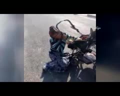 
Dilenci kadın zabıtadan kurtulmak için dakikalarca çığlık attı
