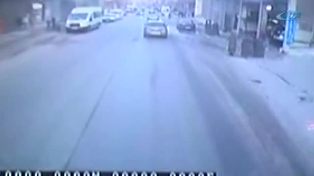 Halk otobüsüne molotoflu saldırı anı kamerada