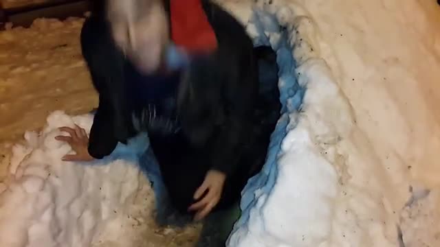 Bursa'da kardan yapılan igloya 17 kişi sığdılar