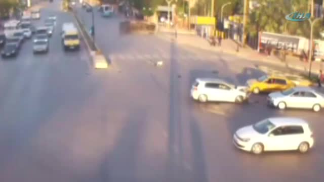 Yan yatan minibüs metrelerce sürüklendi