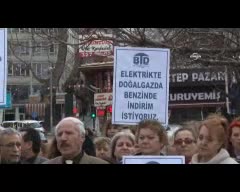 Bursa'da tüketiciler, elektrik, doğalgaz ve benzinde indirim talebiyle yürüdü