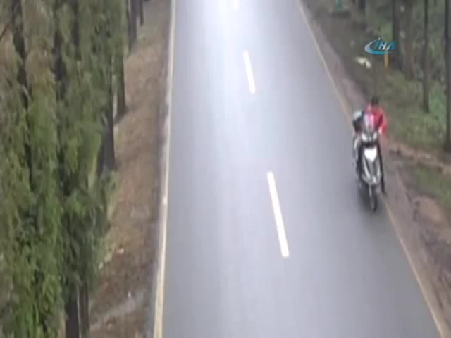 Motosikletin ciple çarpıştığı an kamerada