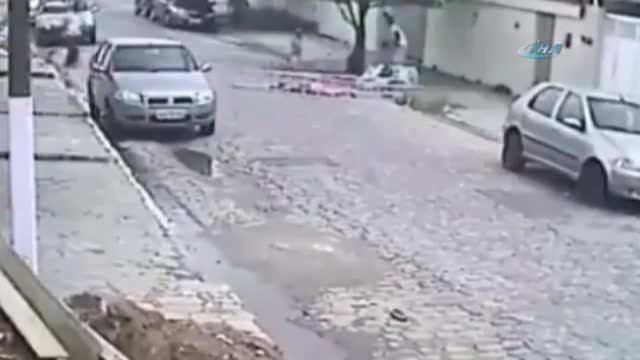 Devrilen merdivenin altında kaldı!