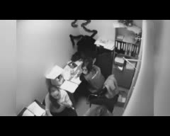 Ofis çalışanlarının üstüne tavandan işçi düştü