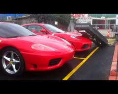Ferrari'nin üstüne tabela düştü