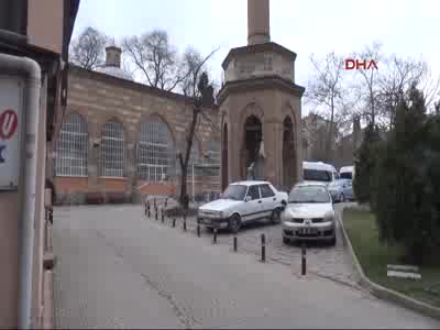 Bursa'da cami ile minare arasından yol geçiyor