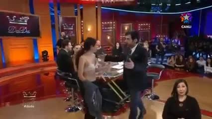 Okan Bayülgen'in programında çıplak eylem girişimi