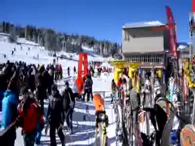 Uludağ'da araçlar karlar altından zor çıkarıldı!