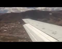 Sert iniş yapan uçaktaki yolcular o anları böyle görüntülediler