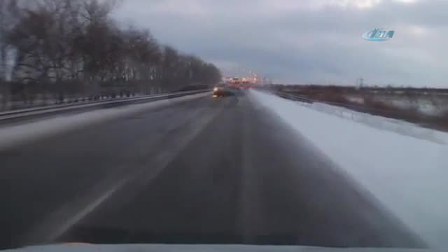 Kaygan yolda feci çarpışma!