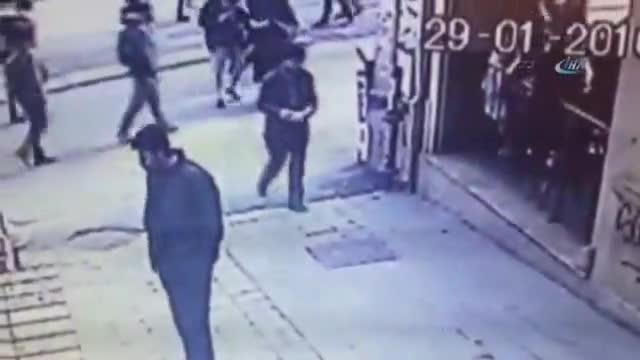 Yüzük tablasını kaşla göz arasında yürüttü