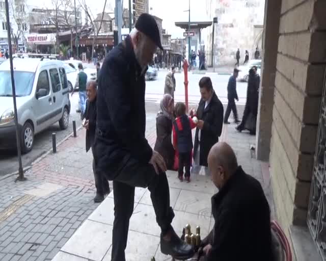 Bursa'da 58 yıldır aynı yerde ayakkabı boyuyor
