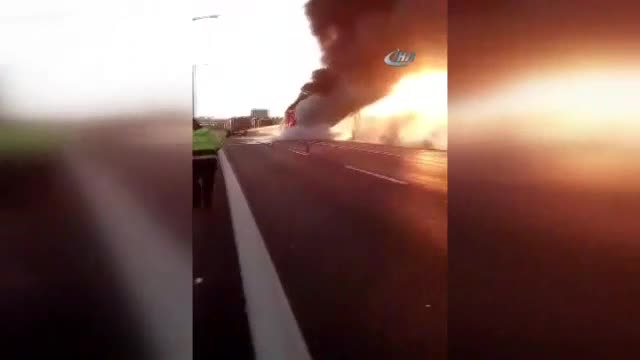 Seyir halindeki TIR alev topuna döndü