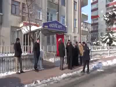 Kayserili şehit polisin baba evine ateş düştü