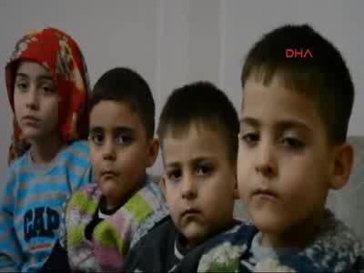 Bursalı Üçüzler, cezaevindeki annelerinin fotoğrafıyla hasret gideriyor