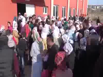 Silvan'da gıda ve giysi yardımında izdiham çıktı