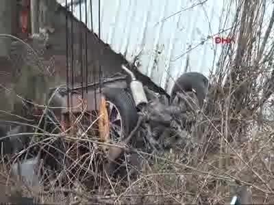 Kaza yapan otomobili çekiciye yüklerken akıma kapılıp yaralandı