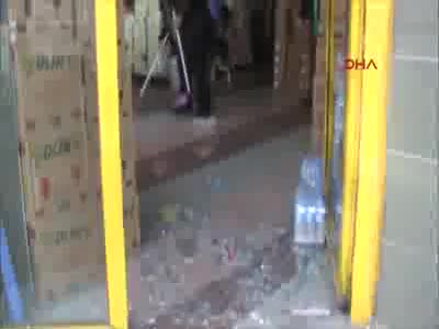 Camlarını kırıp marketi soydu
