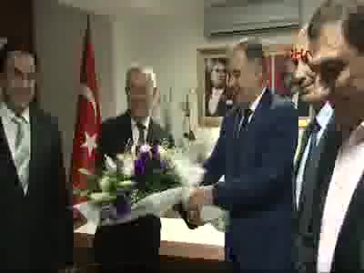 Ak Parti'den CHP'ye çiçekli çikolatalı ziyaret