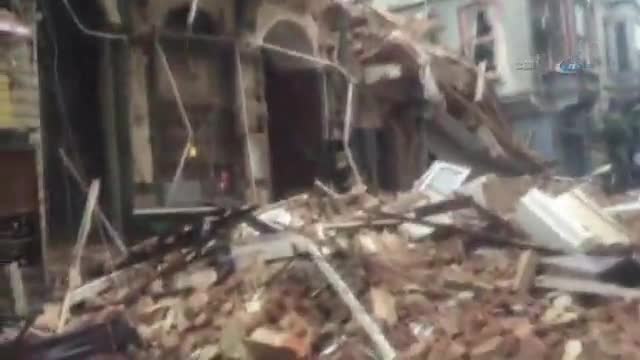İstanbul Beyoğlu'nda 5 katlı bina çöktü