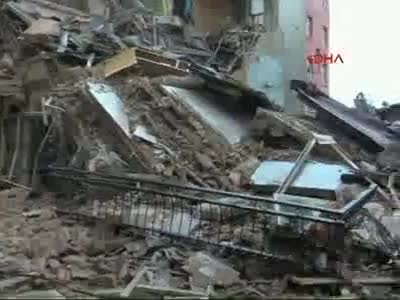 İstanbul Beyoğlu'nda 5 katlı bina çöktü - 2