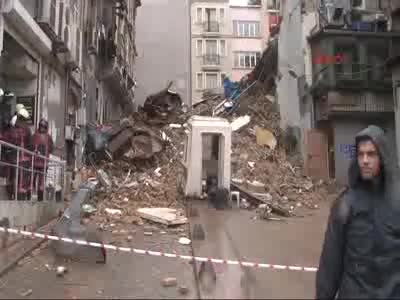 İstanbul Beyoğlu'nda 5 katlı bina çöktü