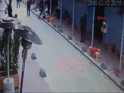 İstanbul'da binanın çökme anı kamerada