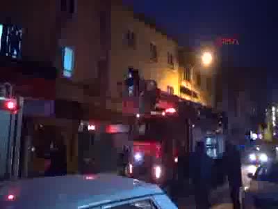 Otelde yangın çıktı, müşteriler camlara çıkarak kurtarılmayı bekledi