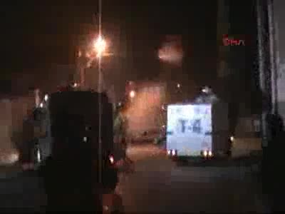Polise ses bombası attılar