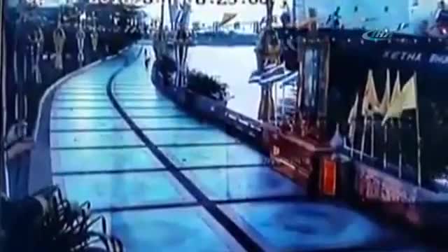 Dümeni kilitlenen gemi kıyıya girdi