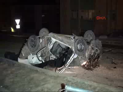 Otomobil aydınlatma direğine çarptı 1 ölü, 1 yaralı