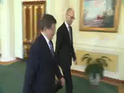 Davutoğlu Ukrayna'da mevkidaşı Arseniy Yatsenyuk ile görüştü