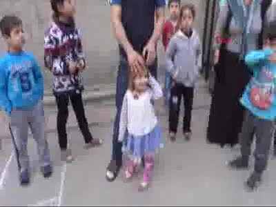 Sokakta oynarken başından vuruldu