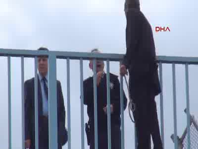 Yaya köprüsüne çıkıp boynuna ip bağlayarak intihara kalkıştı