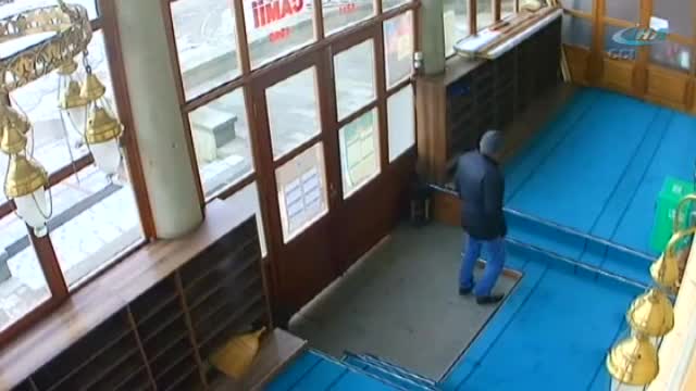 Sakızla cami kasasını soydu