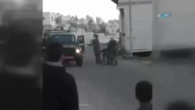 İsrail askeri tekerlekli sandalyedeki Filistinliyi yere attı