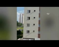Pencereye çıkan çocuk yürekleri ağza getirdi