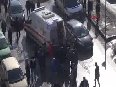 Buz kütlesi düştü: 2 yaralı