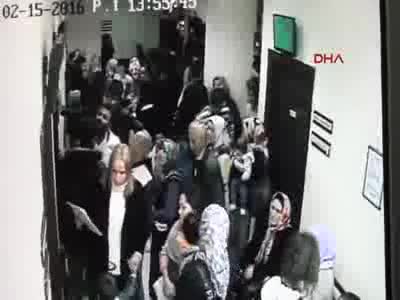 Sıra numarası almasını isteyen doktoru dövdüler