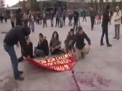 Müdahale edilen grup polise boya attı