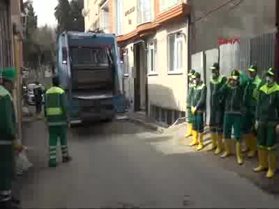 Evinden 10 ton çöp çıktı