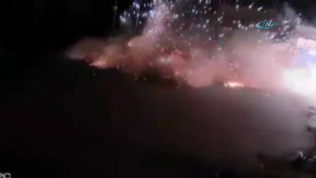 Bina elektrik direğinin üzerine çöktü