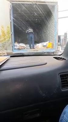 Kargo çalışanı sosyal medyayı salladı