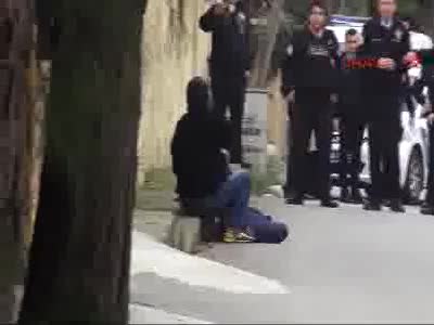 Bıçaklı kişi, kadını sokak ortasında rehin aldı