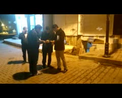 Engelli çocuğu ayağında iple dışarı bağladılar