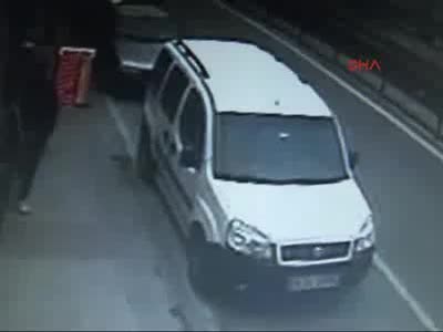 Banka soyguncusu kaçarken güvenlik kamerasına yansıdı