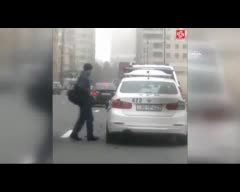 Kızgın şahıs çekiçle polis aracına böyle saldırdı