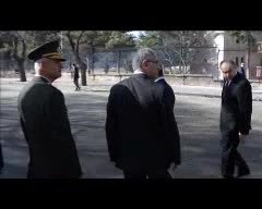 Başbakan, saldırının düzenlendiği yere karanfil bıraktı