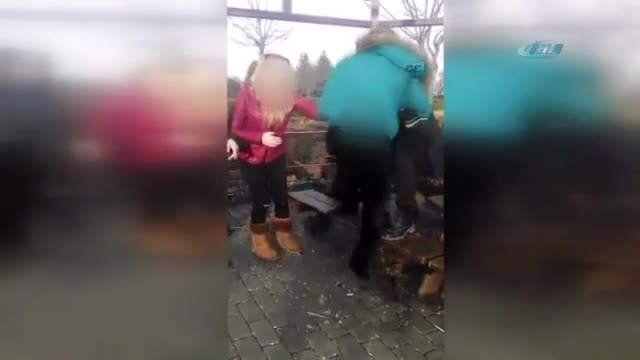 Kız öğrenci hemcinsini öldüresiye dövdü